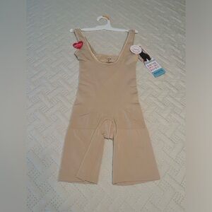 NWT Assets by Spanx size Medium shape wear shaping open bust body suit